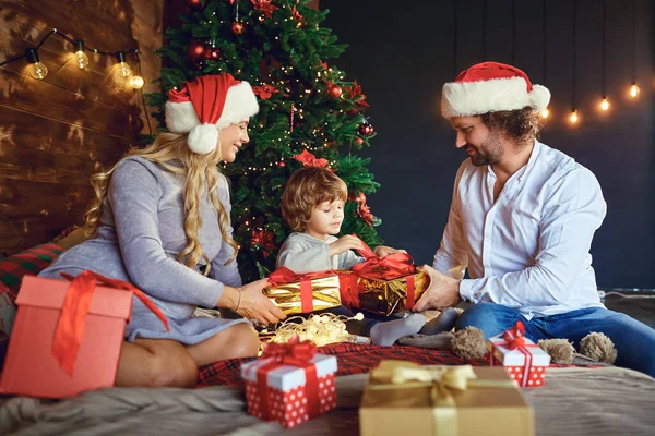 Familie beschenkt das Haus zu Weihnachten — Stockfoto