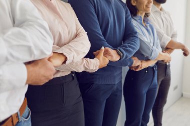 Şirket ortaklarının ya da şirket çalışanlarının şirket çıkarlarını korumak için yakın plan çekimleri
