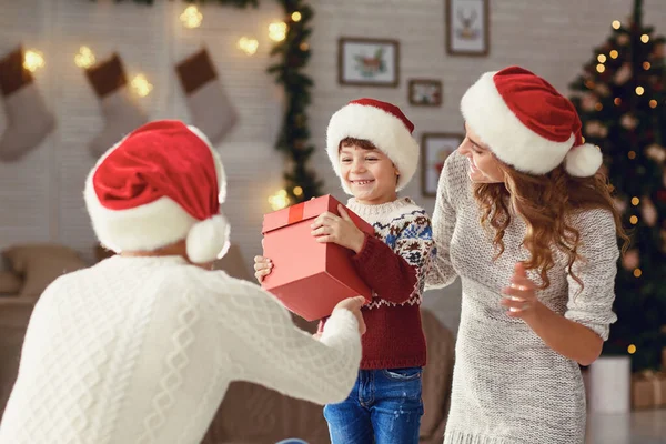 Aile Noel için evde hediyelerle dolu kutular veriyor. — Stok fotoğraf