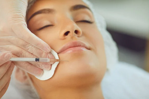 Mulher recieving beleza facial botox injeção para queixo de cosmetologist profissional — Fotografia de Stock