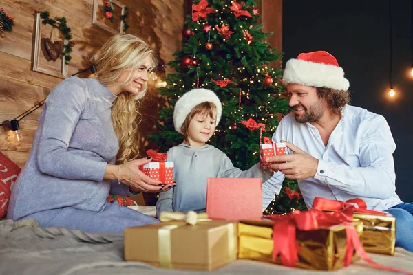 Les parents donnent un cadeau à un enfant à Noël — Photo