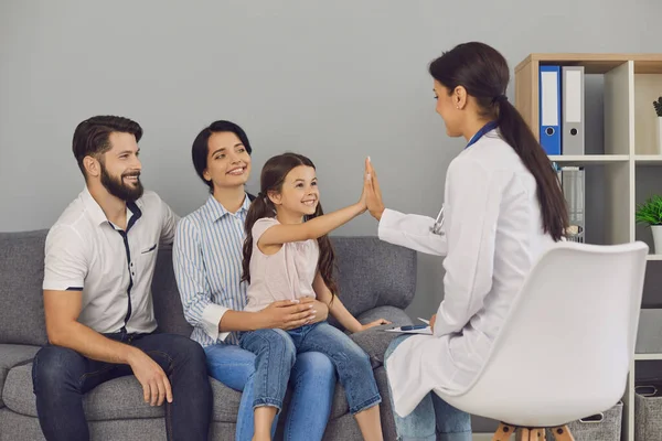 Uśmiechnięta dziewczyna przybija piątkę kobiecie lekarzowi podczas udanej konsultacji w klinice — Zdjęcie stockowe