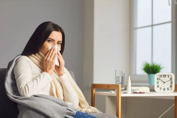 Donna malsana che soffre di virus o infezione a casa, copiare spazio. Paziente femminile che cura i sintomi del raffreddore in casa — Foto Stock