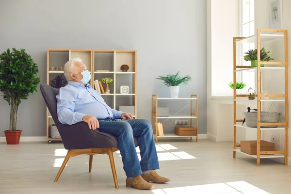 Oudere man, als risicogroep lid, thuis blijven en niet naar buiten gaan met zorg voor zijn gezondheid — Stockfoto