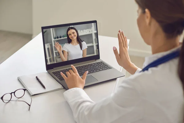 Nő beteg köszönti orvosát online laptop képernyőn alatt videocall laptop — Stock Fotó