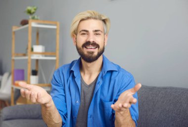 Toplantı eğitiminde internetteki kameraya bakan adam görüntülü konuşma web arama başvurusu yapıyor..