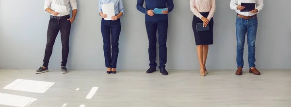 Persone in attesa di colloquio di lavoro o lavoratori in attesa di boss invito a firmare i loro documenti — Foto Stock