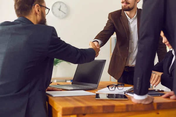 Junge Geschäftsleute machen einen Deal und bestätigen die Zusammenarbeit per Handschlag — Stockfoto