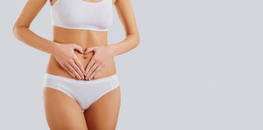 Kadınların elleri karnında.