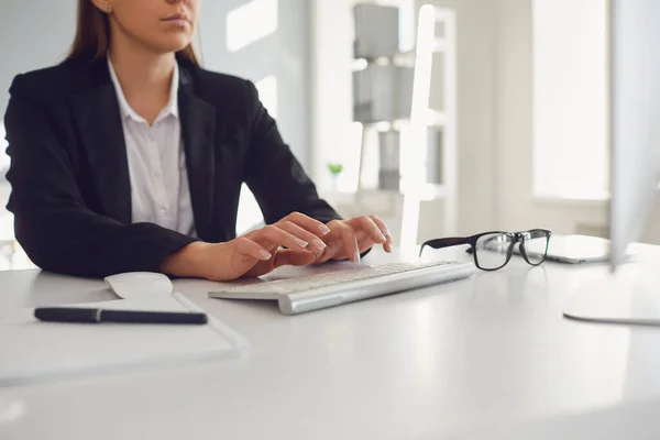 Travailler dans le bureau à l'ordinateur. Femmes d'affaires visage sans main tape sur un clavier d'ordinateur. — Photo