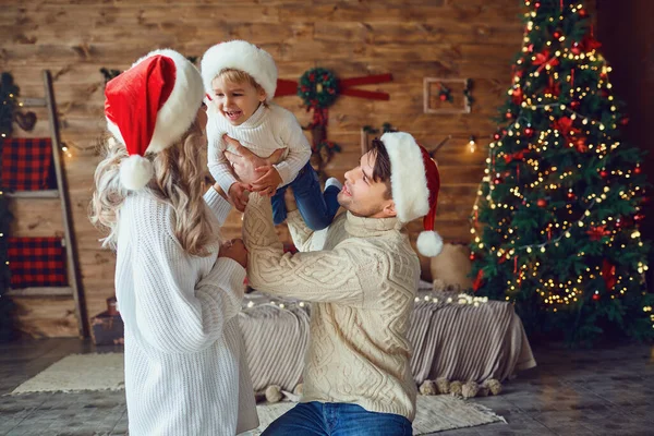 Ouders spelen met hun zoon in de kamer met Kerstmis. — Stockfoto