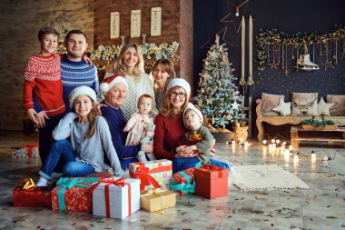 Mutlu bir aile Noel 'de ağaçlı bir evde gülümsüyor..