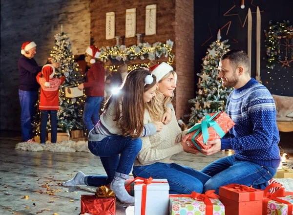The family give gifts to the house at Christmas. — Stock Photo, Image