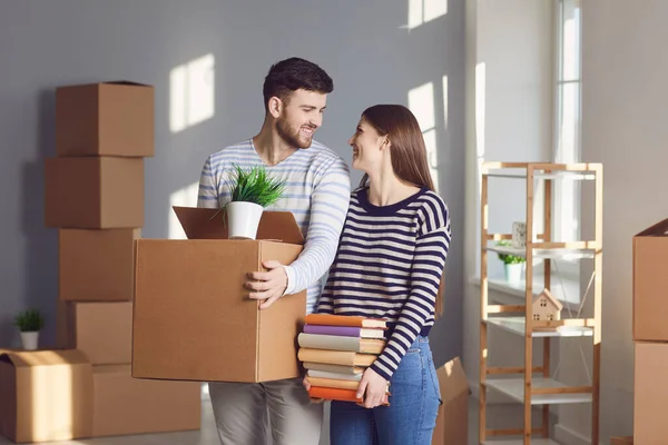 Молода пара сім'ї з коробками для переїзду в новій кімнаті будинку . — стокове фото