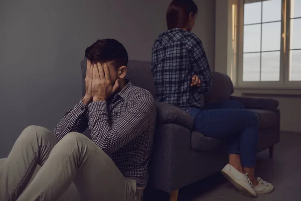 Ongelukkig paar ruzie beledigd in een echtscheiding. — Stockfoto