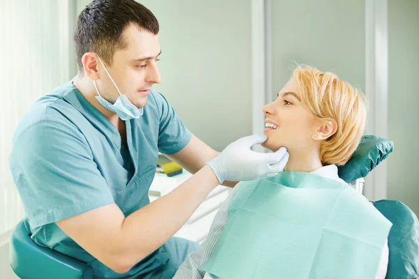 Dentysta patrząc zęby pacjenta dziewczyna — Zdjęcie stockowe