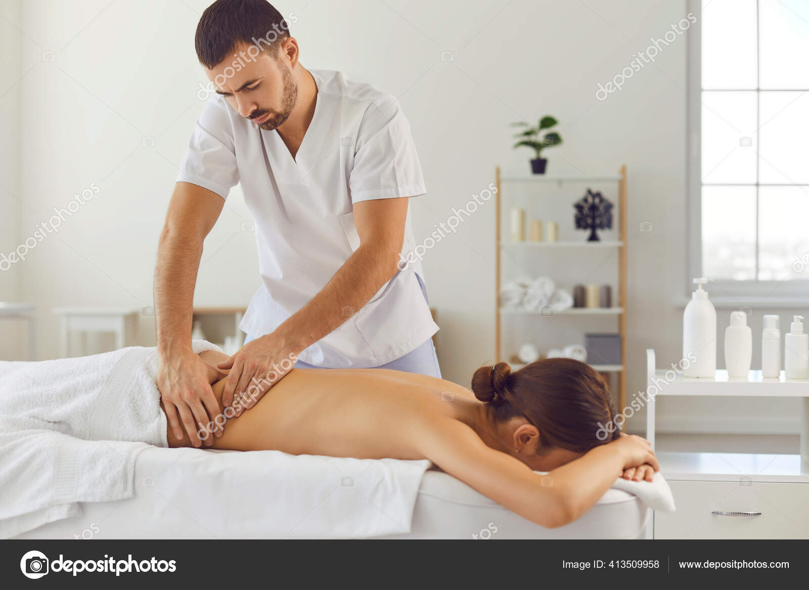 Masajista terapeuta profesional haciendo masaje terap utico en la