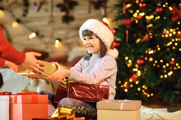 Neşeli kız ailesinden Noel hediyesi alıyor. — Stok fotoğraf