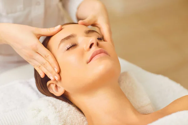 Beautiful woman has a facial massage in a beauty clinic. — Stock Photo, Image