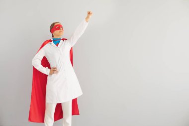 Süper kahraman kostümlü genç doktor hastalıklarla savaşmaya hazır, gri bir geçmişi var. Enfeksiyonlara karşı çalışan bir doktor.