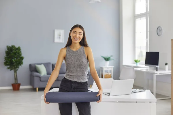 Felice giovane donna impiegato prendendo pausa dal lavoro per praticare esercizio di yoga — Foto Stock
