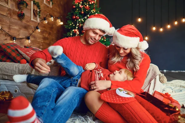 Aile Noel 'de bir odada birlikte oynuyor.. — Stok fotoğraf