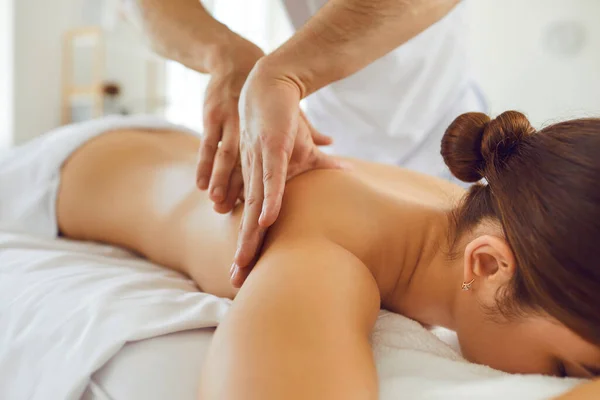 Kvinna liggande på massagebord får delikat kroppsmassage i wellness center eller spa salong — Stockfoto