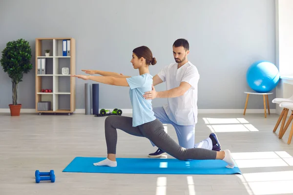 Sağlık merkezindeki fizyoterapist, profesyonel spor travmasından sonra iyileşen bayan sporculara yardım ediyor. — Stok fotoğraf