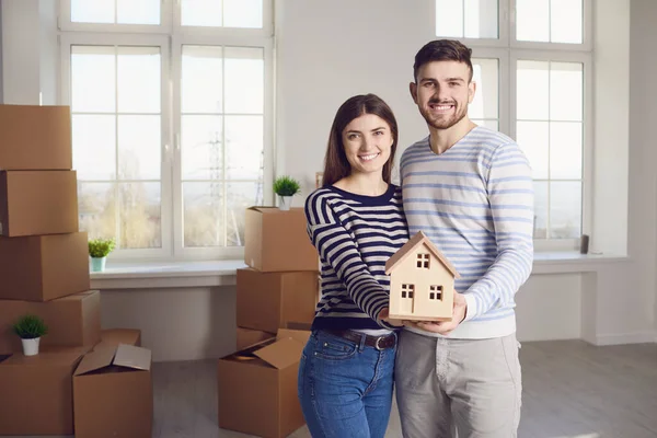 Concetto di acquisto vendita affitto in movimento vendita casa mutuo ipotecario investimento in nuovo appartamento casa — Foto Stock