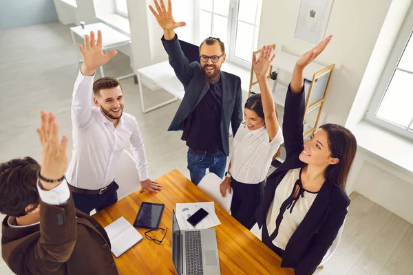 Team av entusiastiska affärsmän höja vapen i arbetsmöte firar framgångsrikt lagarbete — Stockfoto