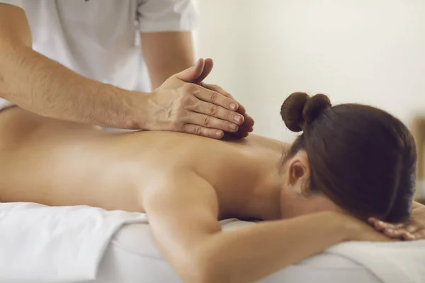 Kvinnlig klient får avkopplande professionell medicinsk massage i moderna hälsocenter — Stockfoto