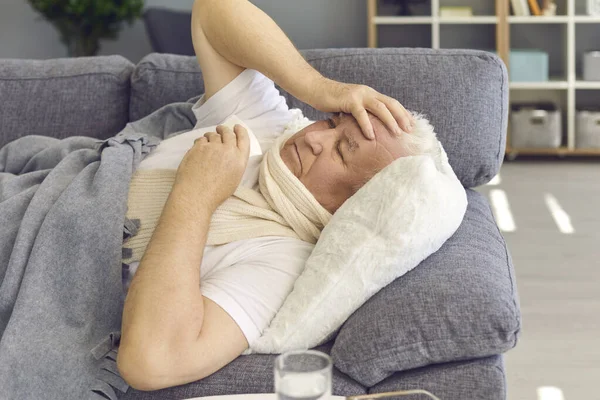 Súlyos megfázásban, influenzában vagy kovid lázban szenvedő idős beteg férfi, köhögés és orrfolyás — Stock Fotó