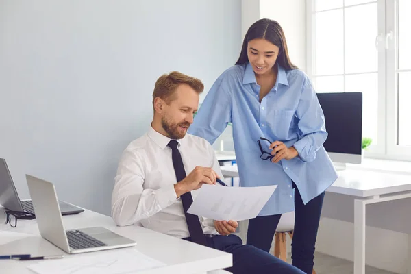 Trabajadores de la empresa discutiendo informe financiero y compartir ideas de trabajo en acogedora oficina moderna —  Fotos de Stock