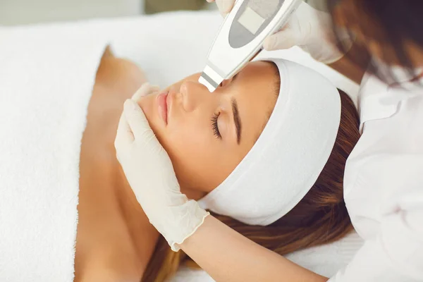 미용실에서 얼굴을 청소하는 초음파 장비를 받는 여성 — 스톡 사진