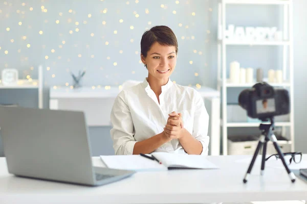 Šťastná mladá žena vlogger nahrávání videa pro následovníky sedí za stolem v útulné domácí kanceláři — Stock fotografie