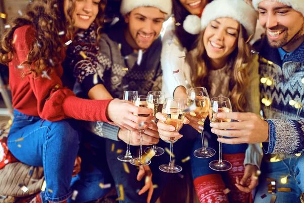 Amigos felizes com copos de champanhe celebrando o Natal. — Fotografia de Stock