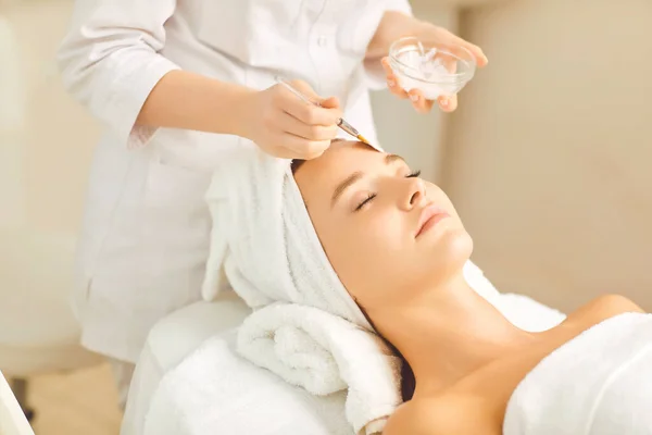 Jovem com máscara facial branca. — Fotografia de Stock