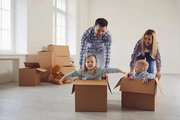 Lycklig familj ha kul att leka i ett nytt hus i rummet. — Stockfoto
