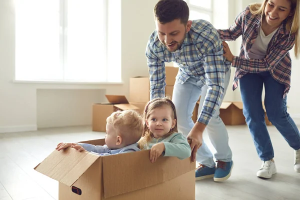 Glückliche Familie hat Spaß beim Spielen in einem neuen Haus im Zimmer. — Stockfoto