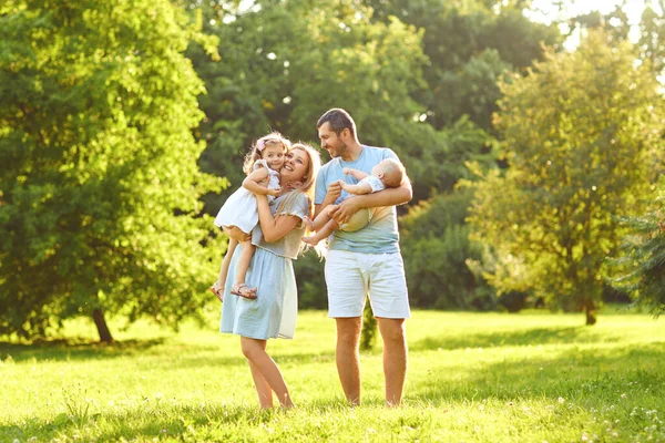 Rodzina z dzieckiem stoi na trawie w parku — Zdjęcie stockowe