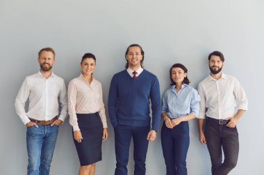 Kamera karşısında gülümseyen genç girişimcilerin ya da şirket çalışanlarının toplu portresi