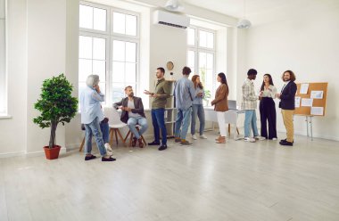 Bir grup iş adamı bir toplantı ya da konferanstan sonra konuşuyor. Şirket çalışanları ofiste çalışıyor, iş ve iş projelerini tartışıyor. Takım çalışması konsepti.