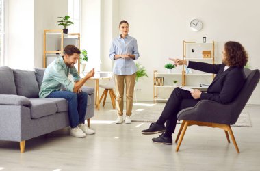 Genç çift terapi sırasında aile terapisti ofisinde oturan evlilik sorunları hakkında konuşuyor. Erkek psikolog hastalarını dinleyip çözüm bulmaya çalışıyor. Ruh sağlığı konsepti