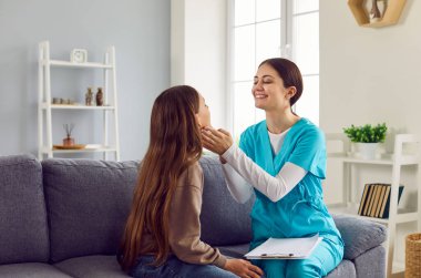 Doktor çocuğu evde ziyaret ediyor. Dost canlısı bir çocuk doktoru ya da önlüklü bir otolarolog kanepede küçük bir kızla oturuyor ve boğazına ve bademciklerine bakabilmek için ağzını açmasını istiyor.