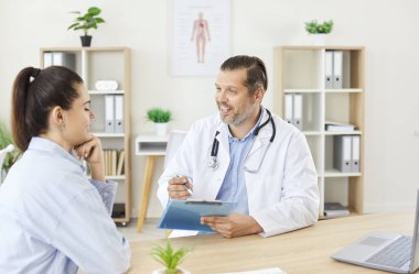 Erkek doktor ve kadın hastalar, danışman genç kadın, danışman terapi, kısırlık tedavisi, ilaç toplantısına yardım eden destek terapisti, profesyonel sağlık hizmetleri 