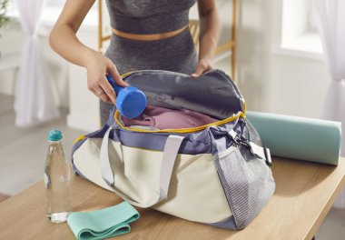 Spor çantaları, spor çantaları, spor kıyafetleri, spor kıyafetleri, kız hazırlık, kadın antrenörü, spor salonu, kanepe sağlıklı aktif yaşam tarzı, vücut eğitimi.