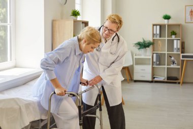 Doktor ve hasta, klinikte hareket ve yaralanma tedavisi hakkında ortopedik konsültasyon yapıyorlar. Sağlık görevlisinden yürümeyi öğrenen genç bayana destek, rehabilitasyon eğitimi