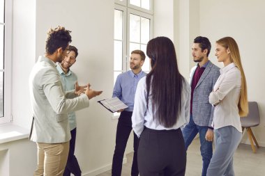 Ofis toplantısında kendinden emin iş adamları tartışıyorlar. İdari çeşitli ekipler beyin fırtınası yapıyor, finansal sonuçları analiz ediyor, konferans sırasında strateji geliştiriyor.