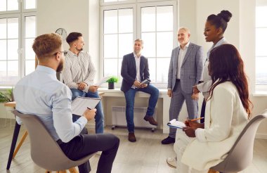 Bir grup iş adamı bir toplantıda sohbet ediyorlar. Şirket çalışanları ofiste konuşuyor ve beyin fırtınası yaparak harika kararlar veriyorlar. İş arkadaşları, bir çemberin içinde oturan meslektaşlarını dinlerler..