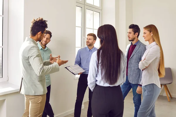 Ofis toplantısında kendinden emin iş adamları tartışıyorlar. İdari çeşitli ekipler beyin fırtınası yapıyor, finansal sonuçları analiz ediyor, konferans sırasında strateji geliştiriyor.